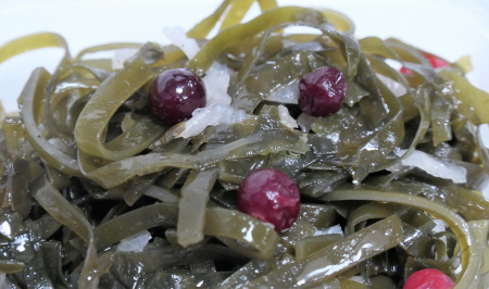 Салат из морской капусты с клюквой