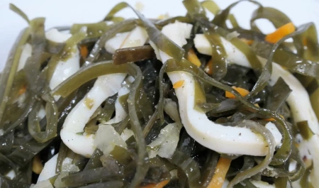 Салат из морской капусты с кальмаром в растительном масле