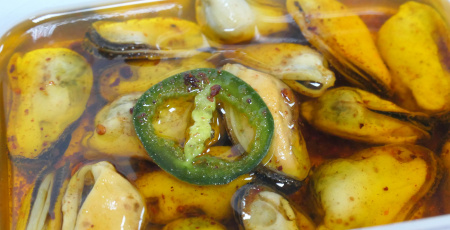 Мидии с паприкой, томатами и халапеньо