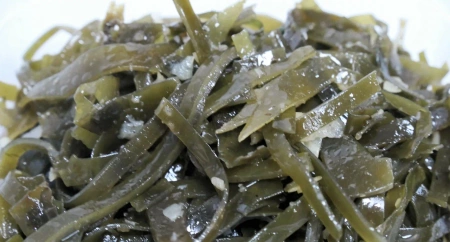 Салат из морской капусты с луком в растительном масле