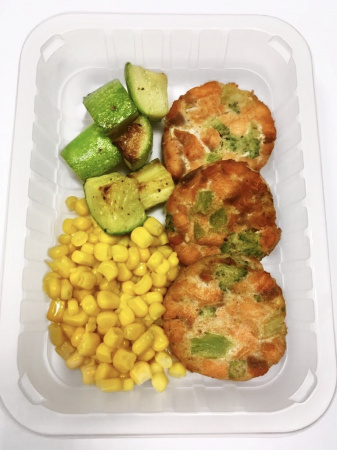 Биточки из кеты и брокколи жареные с овощами