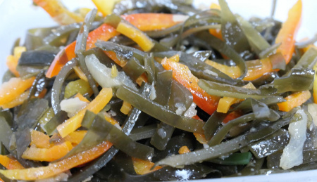 Салат из морской капусты с овощами