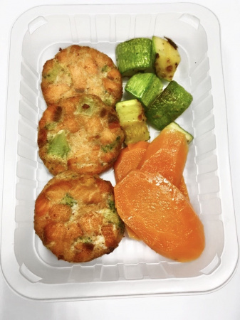 Биточки из кеты и брокколи жареные с овощами